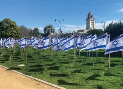 מנהל החינוך בבוורלי הילס מקפיא תוכנית להנפת דגל ישראל בבתי הספר