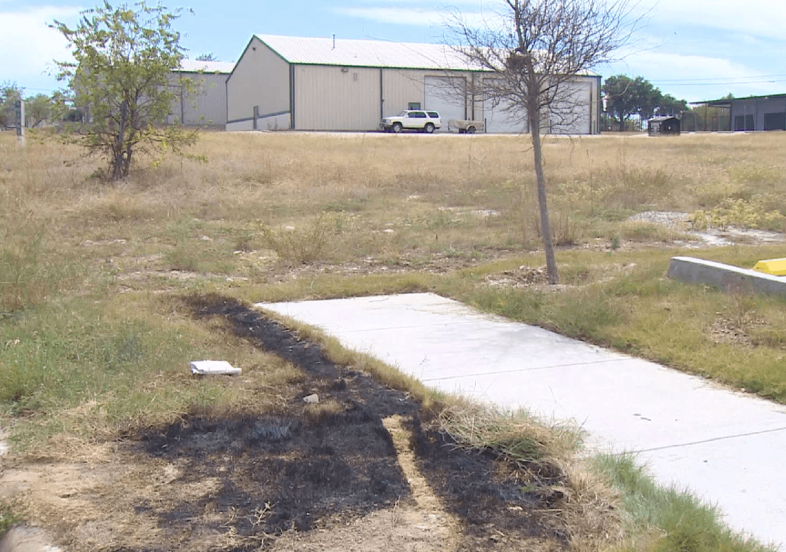 זוועה בטקסס: שלוש גופות מבותרות, בהן ילד ונערה, אותרו בפח אשפה בוער