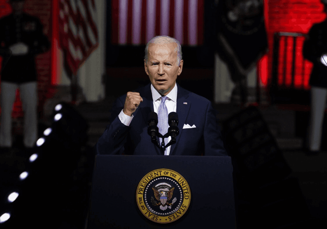 טולסי גבארד מקצינה את הטון - ומשווה את ביידן להיטלר