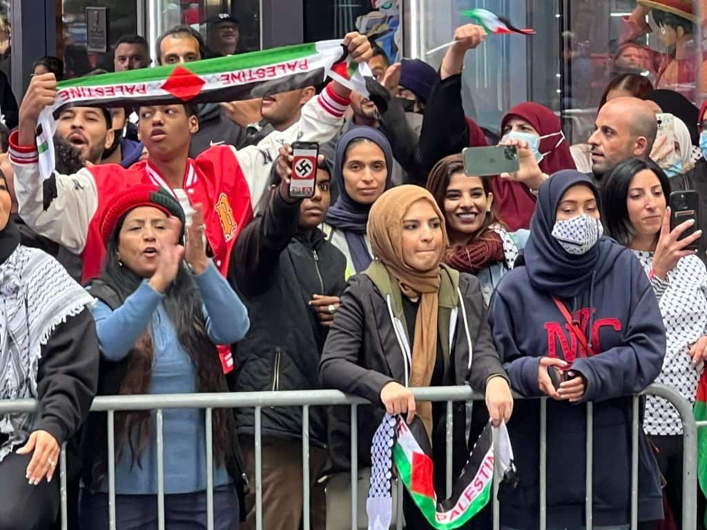 עצרת של פלסטינאים, כולל תומכי נאציזם בלב ניו יורק: המפלגה הסוציאליסטית הפגינה ונתקלה בהתנגדות מצד תומכי ישראל 