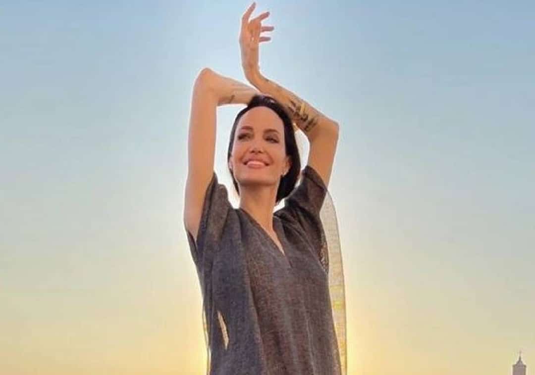 חוגגת את החיים: אנג׳ילנה ג׳ולי על גג באיטליה 