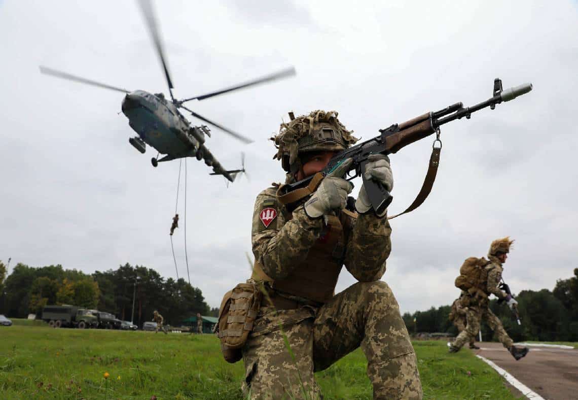לה-פיגארו: "האמריקאים מנהלים את המלחמה באוקראינה בשטח"