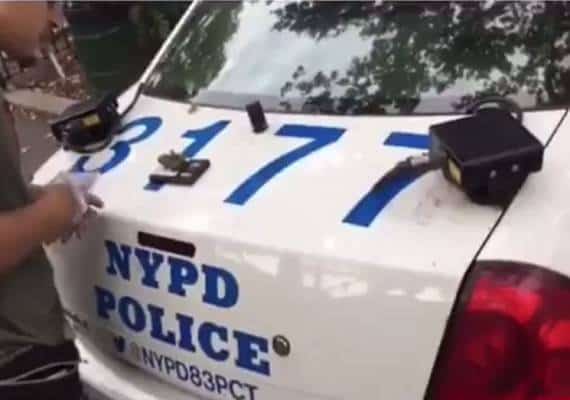 עשן מהאוזניים: שוטרי ניו יורק זועמים בעקבות תיעוד חלוקת סמים על ניידת משטרה