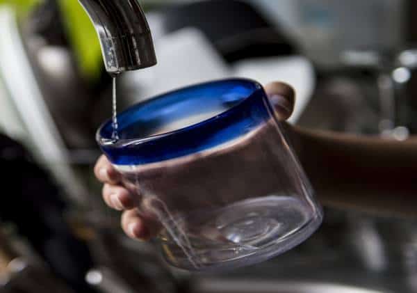 הסוף לתלות בשתיית מים מבקבוקים בקליפורניה? המושל חתם על הצעת חוק שעשויה להוביל לשינוי מהפכני במדינה