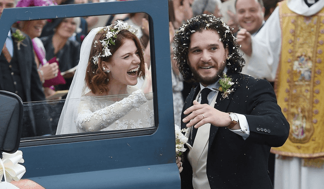 גם חאליסי באה לבקר: כוכבי משחקי הכס קית הרינגטון ורוז לסלי התחתנו