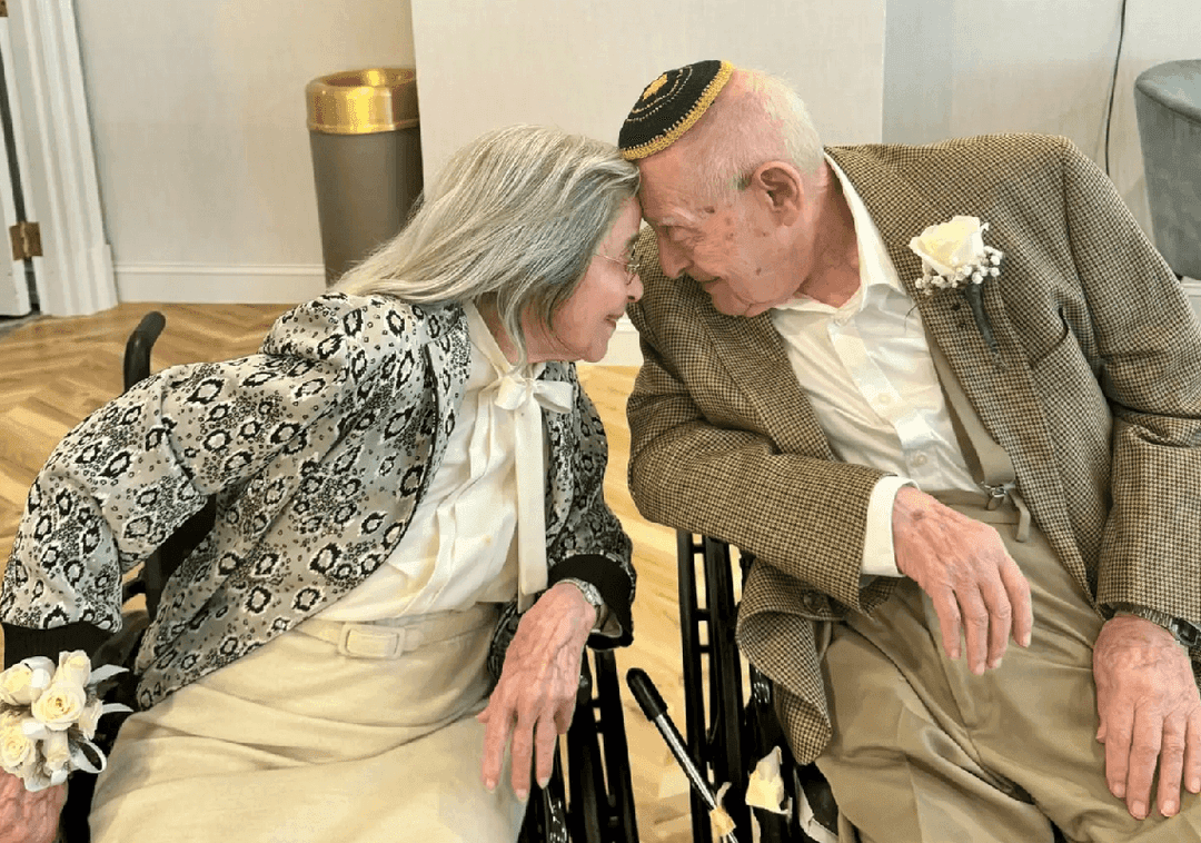 הכירו בבית אבות – והתחתנו בגיל 100: הזוג היהודי שריגש את הרשת