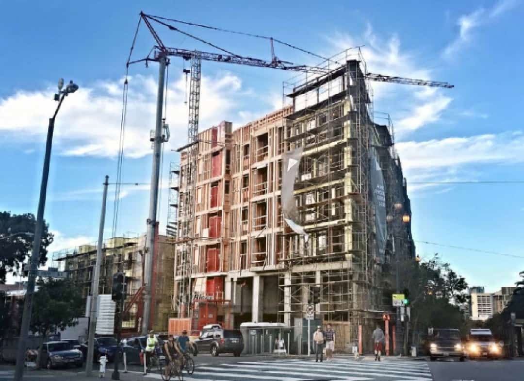 משבר הבנייה בקליפורניה: עלויות גבוהות פי 2.5 מטקסס מאיימות על עתיד הדיור
