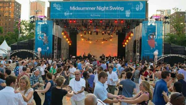 מסלסלים את הסווינג: עצים, פנסים, מקצבי מוסיקה סוחפים ואתם זזים. ערבי הריקוד של פארק דמרוש, בניו יורק