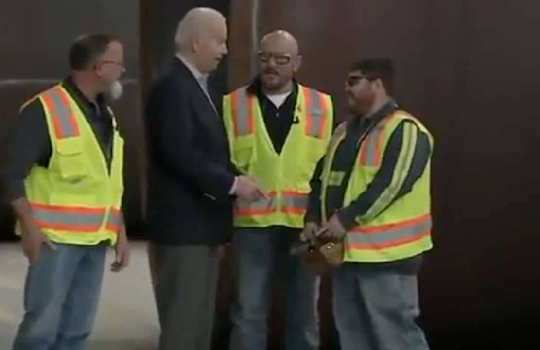 ‏מה? ביידן אומר לעובד אקראי: "למסוק שלי יש קוד שיכול לפוצץ את העולם"‏