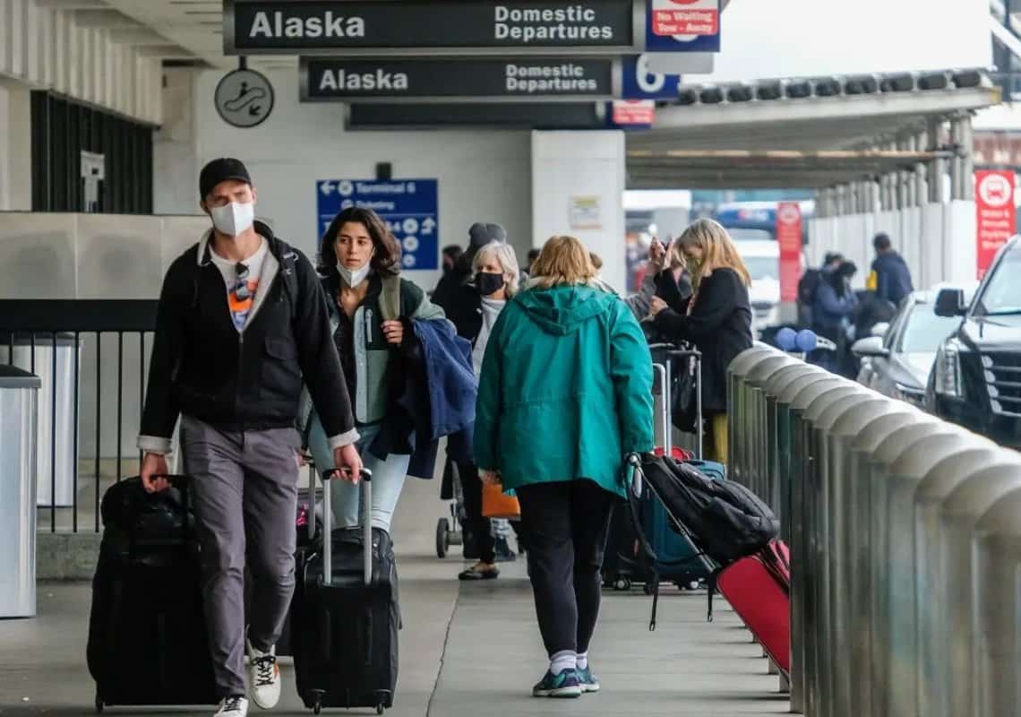 מחוז לוס אנג'לס מחזיר את חובת עטיית המסכות בנמלי התעופה