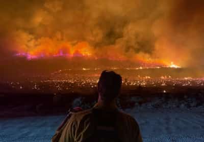 שתי שריפות התאחדו ללהבת ענק: אלפים נמלטים מבתיהם בקליפורניה ובנבדה