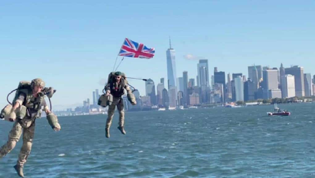 ‏צפו: הצי המלכותי הבריטי מטיס אנשים בחליפות סילון סביב נמל העיר ניו יורק‏