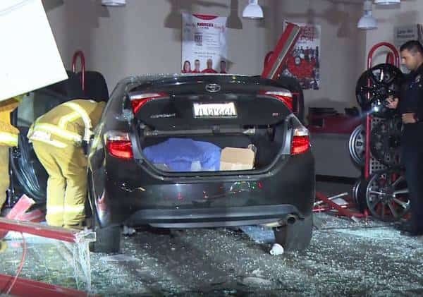 "אני מת?": נהג התנגש בבית עסק בוואלי לוס אנג'לס