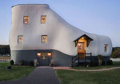 שלוש שעות מניו יורק, ואתם יכולים לישון בתוך נעל ענקית: כך זה נראה מבפנים