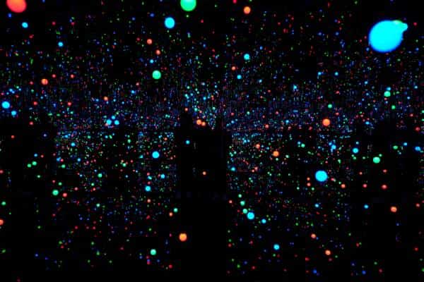 ויהי אור: יאיוי קוסמה משחקת את אלוהים ומאירה את הגלריה של מלון בלאג'יו, בלאס וגאס