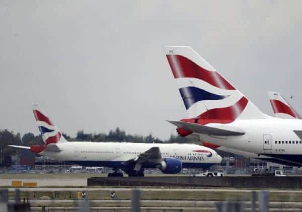 בלונדון בלי אבא ואמא: בת ה-12 נסעה לטיול הבת-מצווה אצל סבא וסבתא - כעת הרשויות בישראל מסרבות להכניסה ארצה