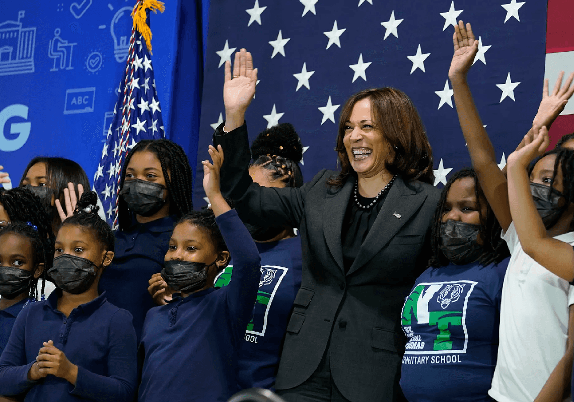 ביקורת על האריס שהגיעה לביה"ס ללא מסכה - בעוד כל התלמידים כיסוי את פניהם