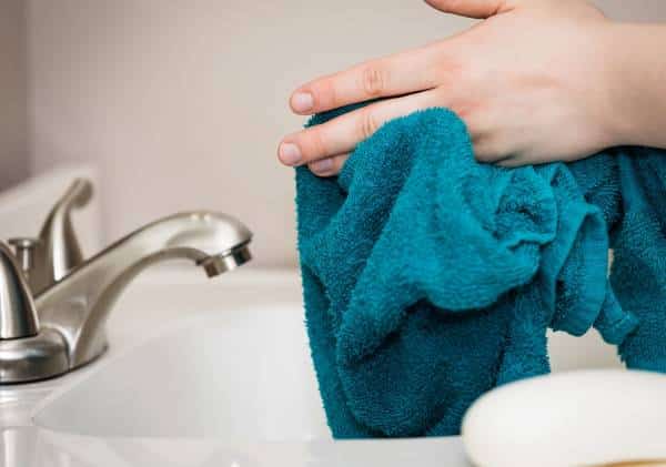 שוטפים ידיים כל היום? כך תשמרו על מראה העור