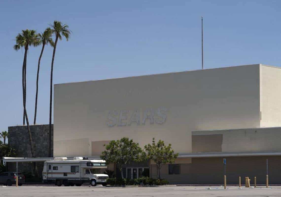 שתי ציפורים במכה אחת: האם מרכזי הקניות הנטושים הם הפתרון למשבר הדיור בקליפורניה?