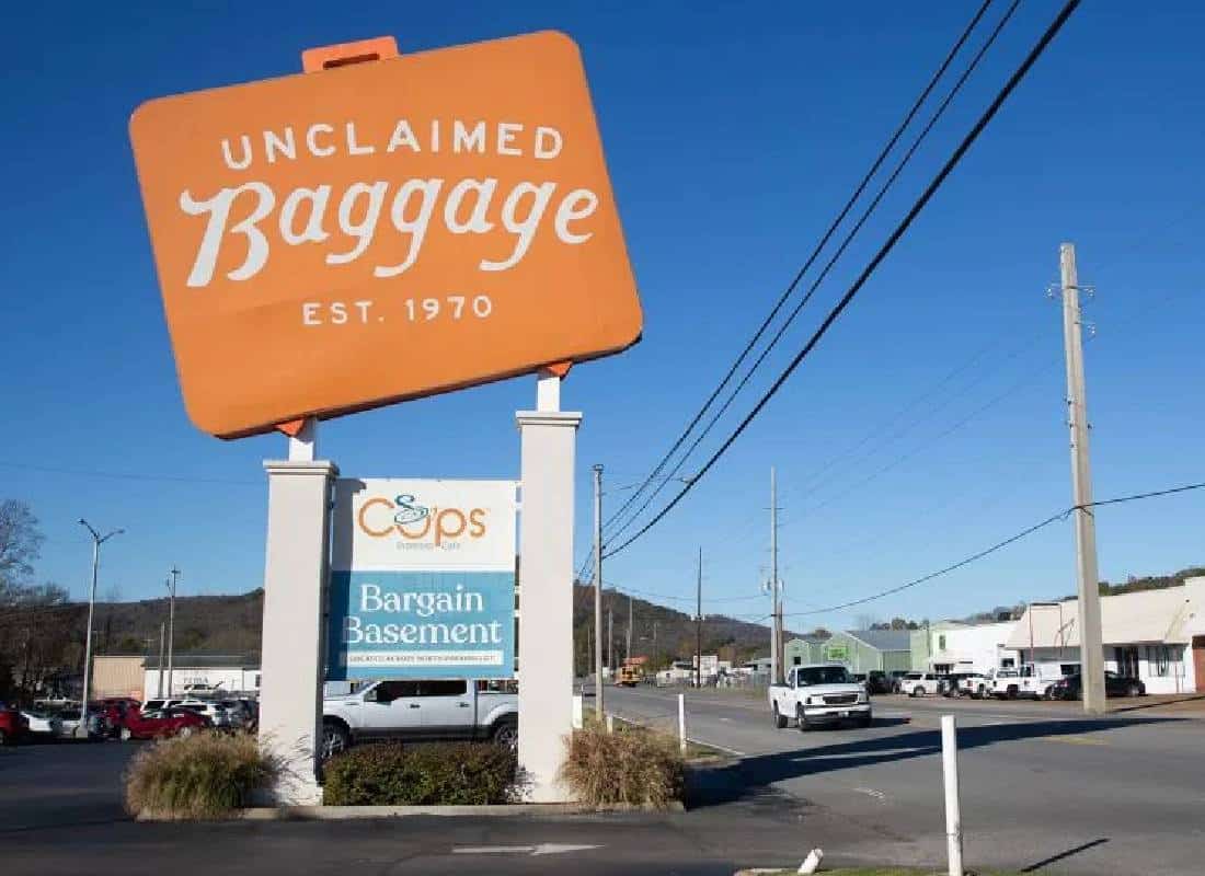 אבודים במזוודה: החנות המסתורית שמוכרת את החפצים האישיים של מיליוני נוסעים אמריקאים