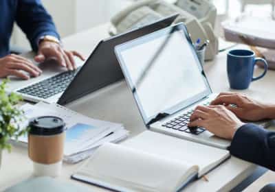 אמריקה במצב הישרדות: כמעט מחצית מהעובדים נאחזים בעבודתם מחשש לעתיד הכלכלי