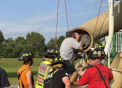 לא נתקעתי – עשיתי טסט דרייב: כבאים בקונטיקט חילצו גבר בן 40 ממגלשת צינור בבית ספר
