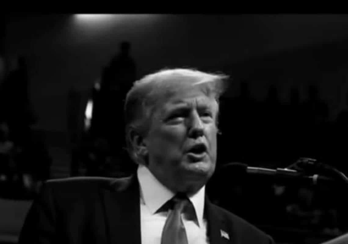 צפו - הרעם מתגלגל: טראמפ מפרסם סרטון פוליטי דרמטי לאחר הפשיטה של ה-FBI במאר-א-לאגו