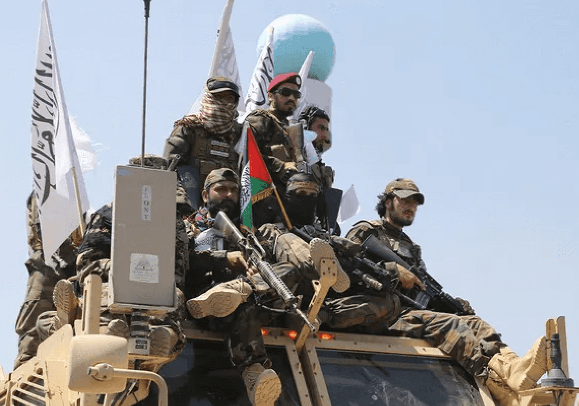 שלוש שנים לנסיגה הכאוטית מאפגניסטן: הטלביאן במצעד ראווה עם נשקים אמריקאים