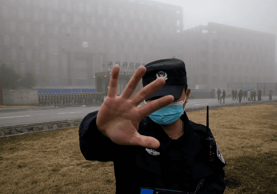 ראשי המודיעין "השתיקו" את ה-FBI ומדענים מלהציג לביידן ראיות לכך שהקורונה דלפה ממעבדה