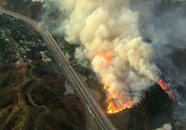 שריפה פרצה בסמוך למרכז גטי בלוס אנג׳לס: כביש 405 דרום נחסם לתנועה