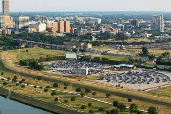 השורדים: לפני שהם ייעלמו מן העולם, מצאנו כמה מתחמי דרייב אין שעדיין מקרינים מדי ערב סרט או שניים 