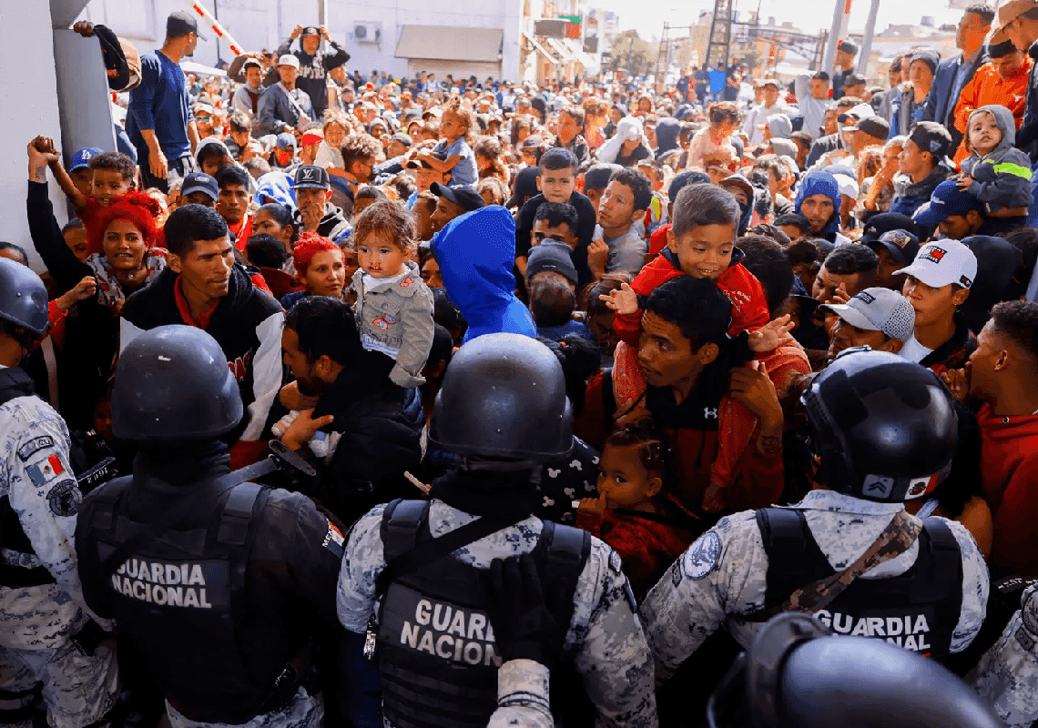 מאות מהגרים הסתערו על הגבול בטקסס - ונהדפו ע"י כוחות אמריקאים ומקסיקנים | תיעוד 