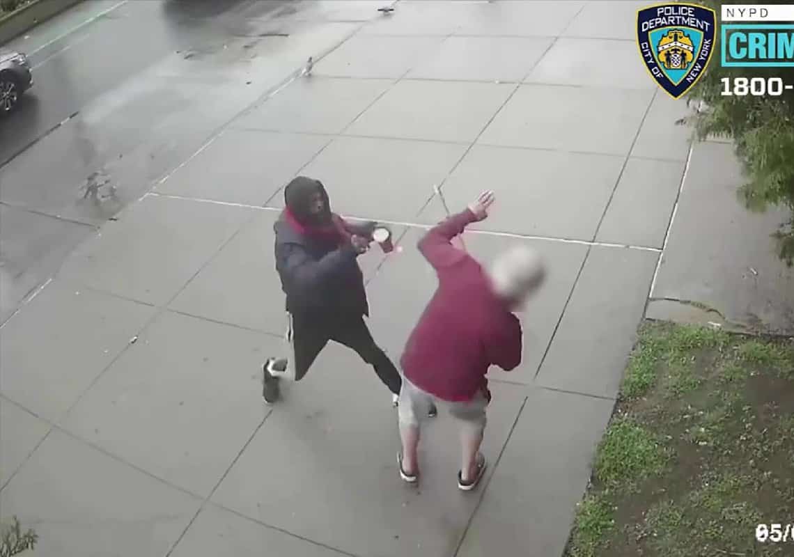 תיעוד קשה מניו יורק: בן 77 הותקף באכזריות בברונקס