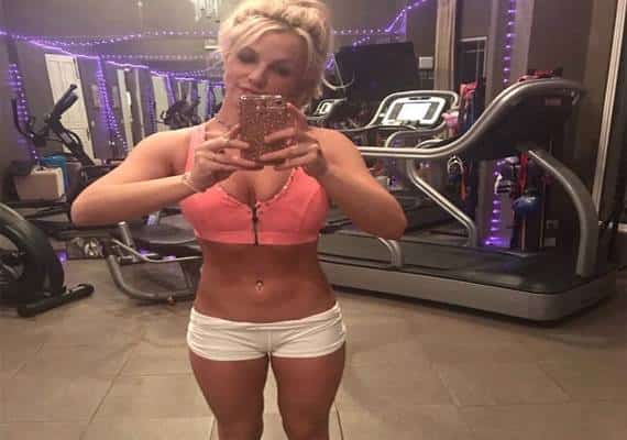   סלינה גומז, בריטני ספירס וכוכבים נוספים מצטלמים בתמונות נהדרות ומחזירים את הבגדים הקצרים לאופנה