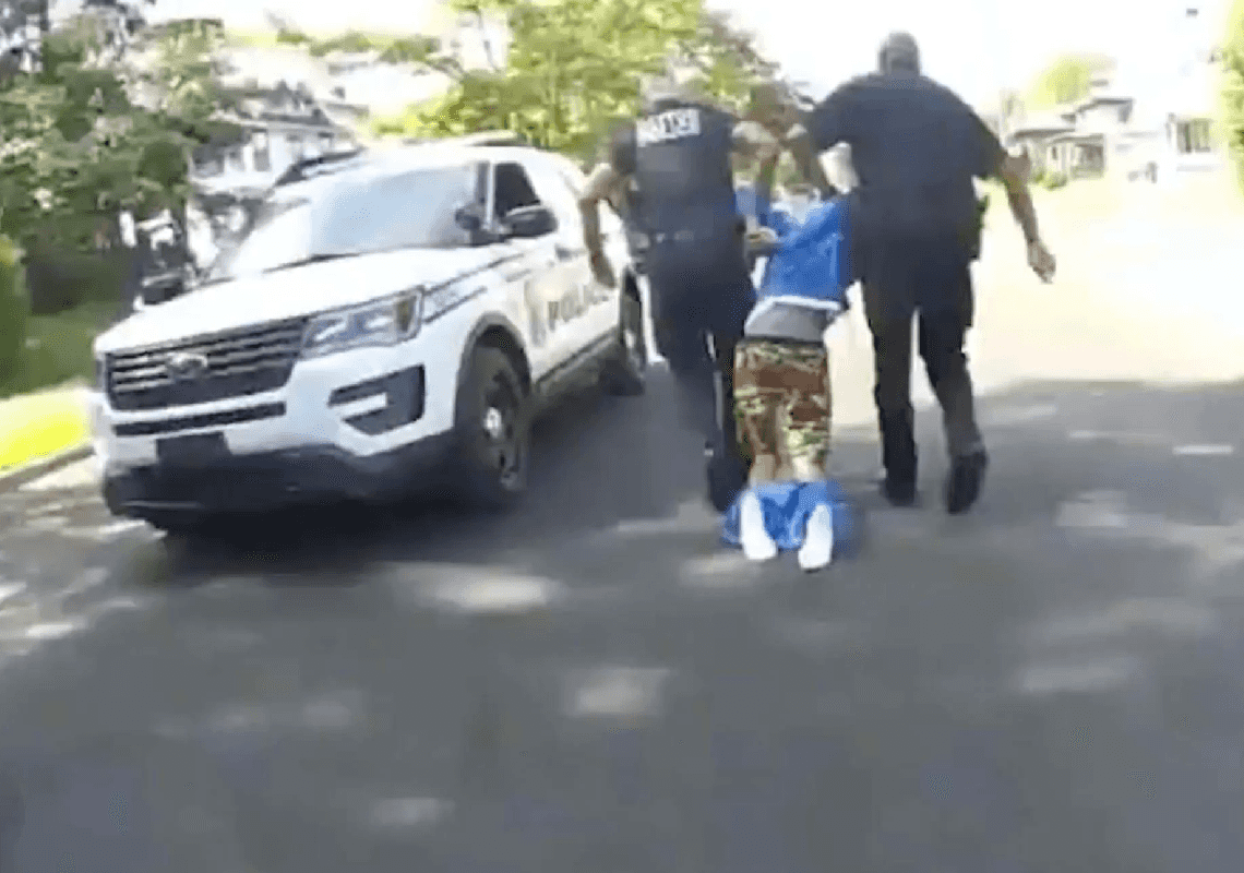 אלימות משטרתית או מעצר מוצדק? גבר משותק הוצא בכוח מרכבו והושלך על הרצפה | צפו בתיעוד