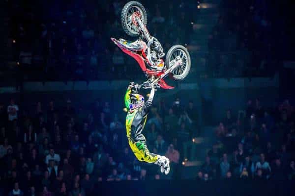 לא לבעלי לב חלש: מופע פעולה חדש שמתגרה במוות עושה את הדרך ללאס וגאס על אופנוע