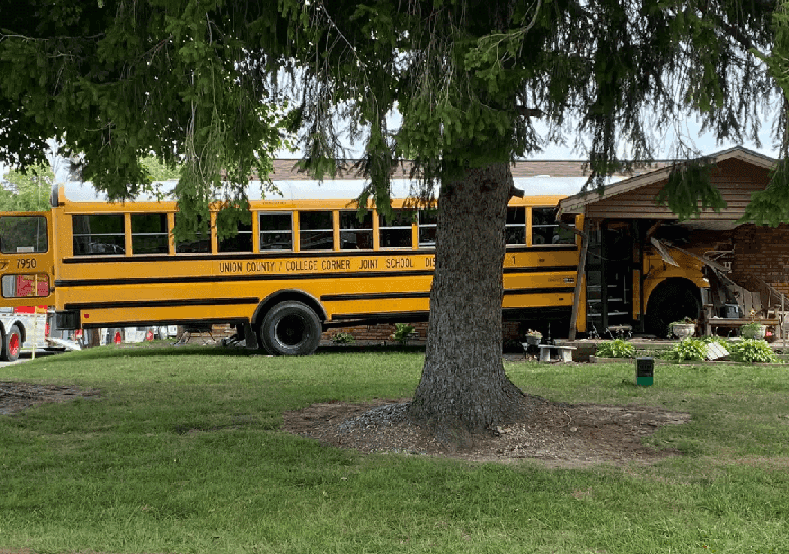 אוהיו: אוטובוס בית ספר ועליו 32 תלמידים התנגש בבית פרטי