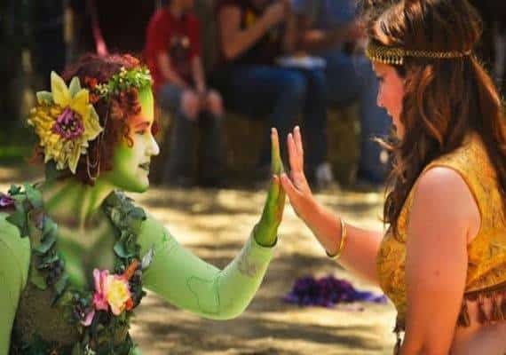 פסטיבל הרנסנס השנתי מציע הזדמנות לחזור בזמן למאה ה-16, עם תלבושות, מוסיקה והופעות 