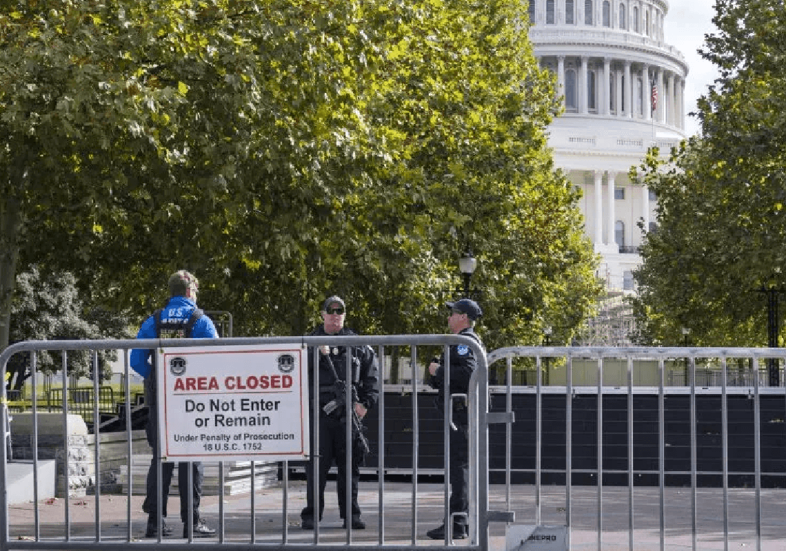 משטרת הקפיטול עצרה גבר עם לפיד, אקדח ו"ריח של דלק"