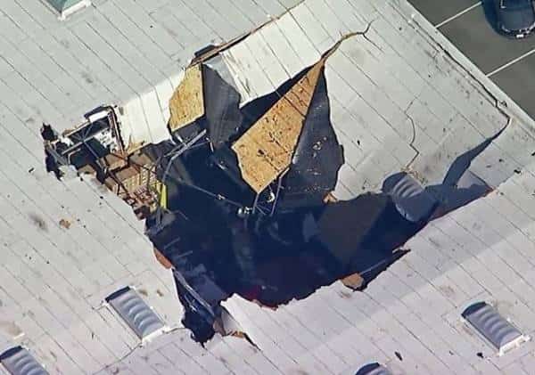 מכה משמיים: F-16 של חיל האוויר התרסק לתוך בניין בדרום קליפורניה