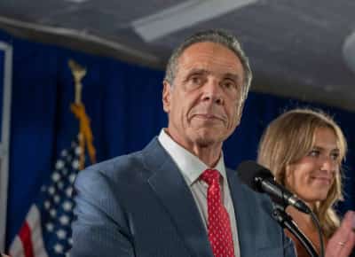 קואומו חוזר למירוץ לראשות ניו יורק למרות המפלה כואבת