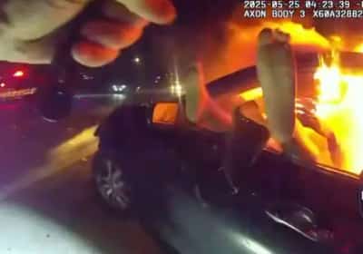 תועד ברגע האמת: שוטר הציל צעירה שנלכדה ברכב בוער