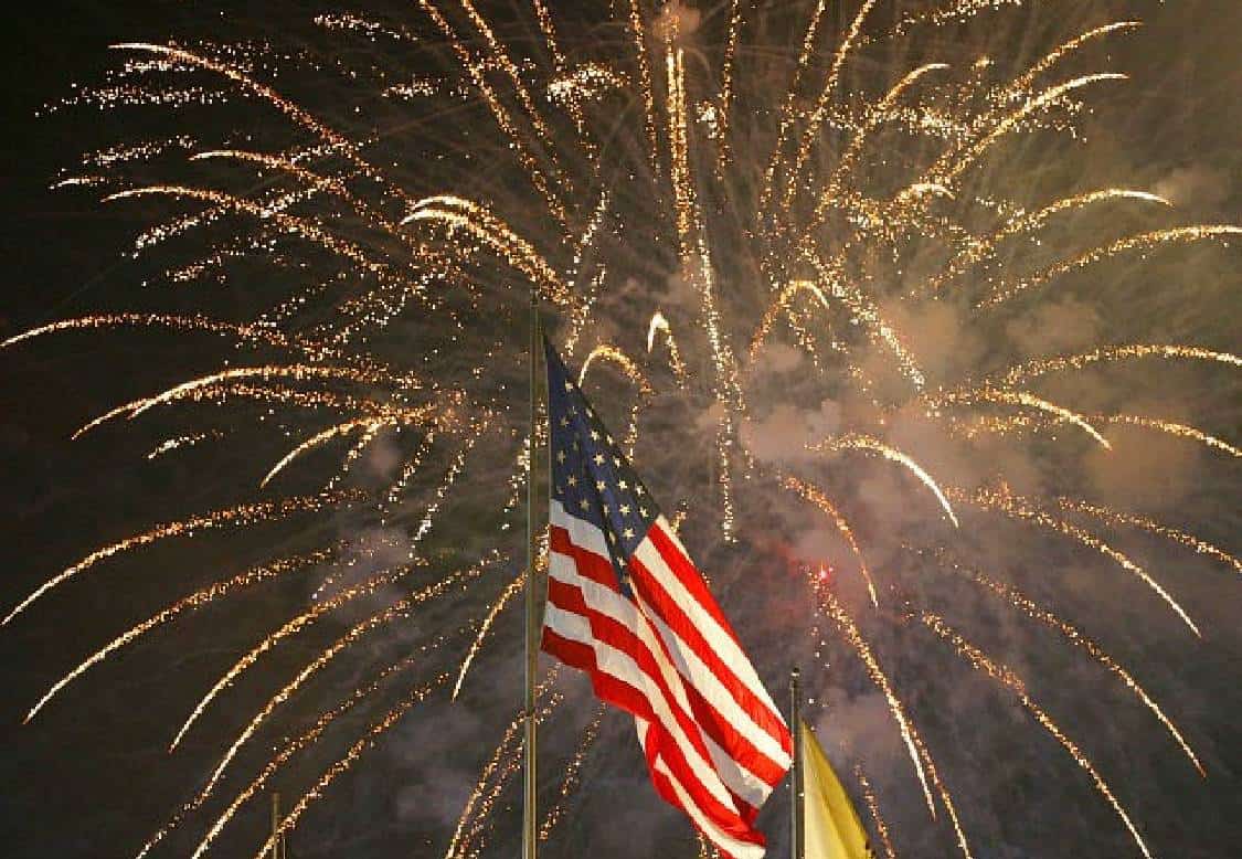 צפו: צעירים אמריקאים מתחייבים לא לחגוג את הרביעי ביולי כדי 'לא לפגוע ברגשות הילידים'