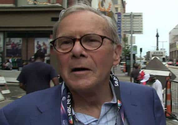  השדרן והעיתונאי, טום ברוקאו, מצטרף לרשימת הגברים המואשמים בהטרדות מיניות 