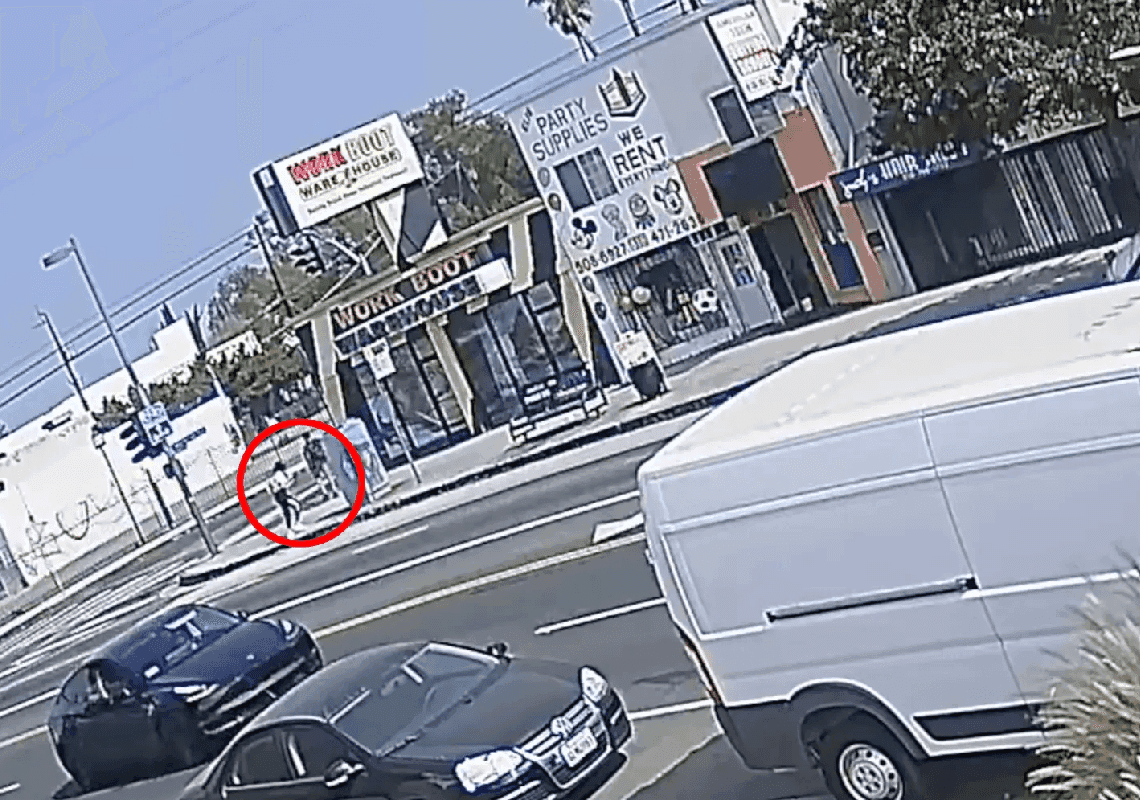 תקיפה קשה בהוליווד: הומלס הכה צעירה בת 24 עם מזמרה לגינון