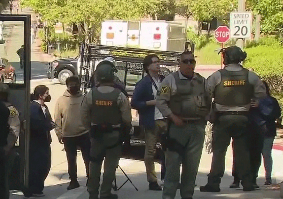 עשרות פרו פלסטינים נעצרו בפשיטה משטרתית על אוניברסיטת UCLA: הלימודים במקום בוטלו עד להודעה חדשה