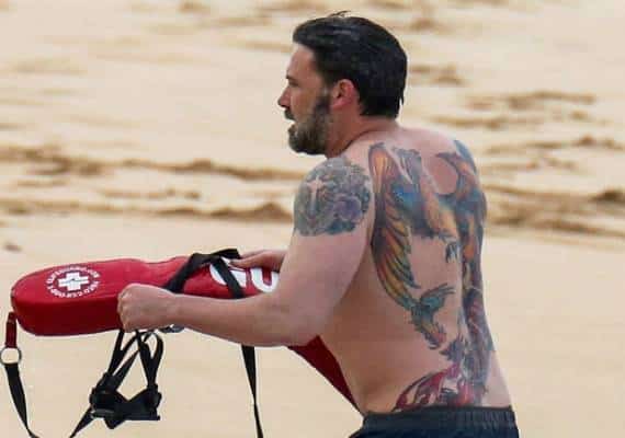 למרות ההכחשות: הקעקוע הענק של בן אפלק עדיין על גופו