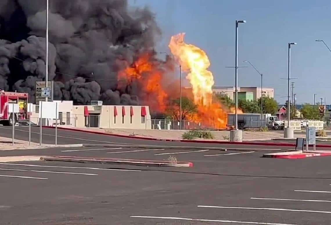 ‏צפו בסרטון: "הם ממש הופכים לטילים" - פיצוץ לוהט ליד נמל התעופה פיניקס גרם נזק לעשרות מכוניות לעוף באוויר