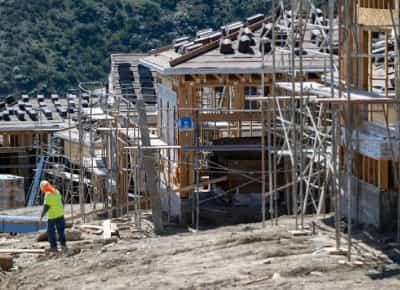 פשיטות ההגירה מזעזעות את תעשיית הבנייה בקליפורניה: כמעט חצי מכוח העבודה הם מהגרים