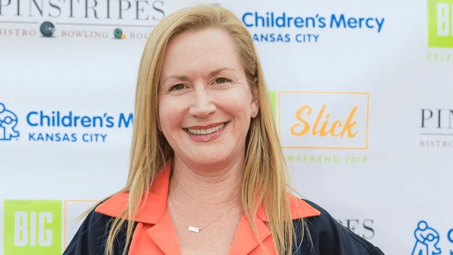 סערה במשרד: אנג'לה קינסי נוזפת באחיין על שהציג תמונה שלה בטינדר